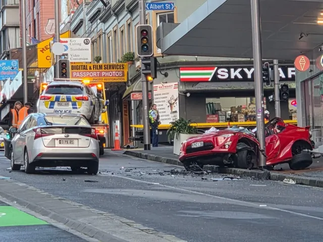 Прилетел в стоящий полицейский автомобиль и в столб