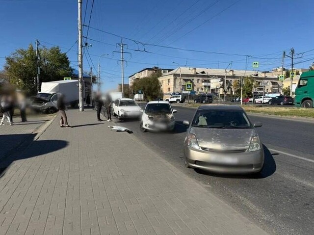 Грузовая ГАЗель влетела в толпу пешеходов в Астрахани
