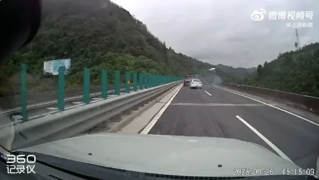 Собрал паровозик из стоящих машин