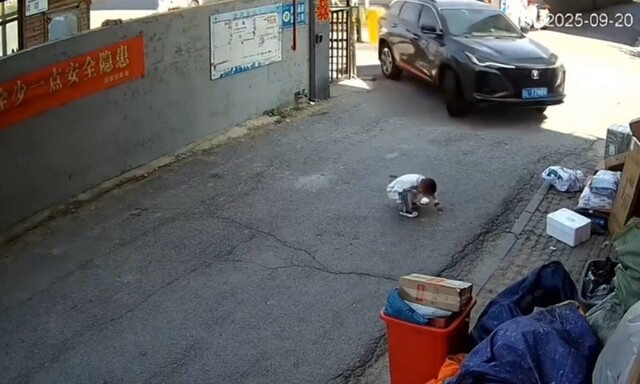 Женщина не заметила малыша, сидевшего на дороге