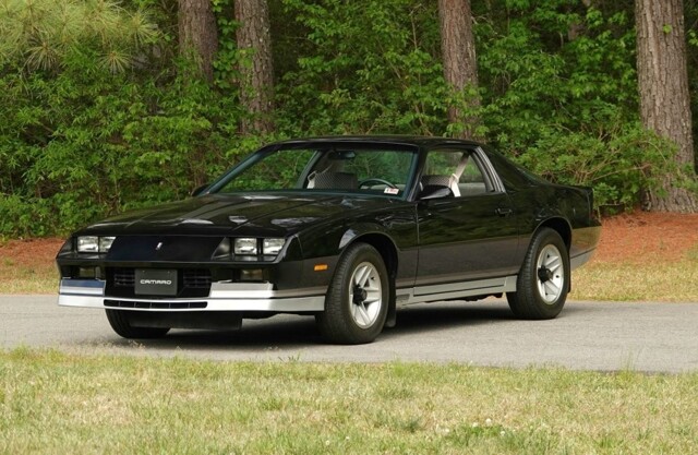 Практически новый Chevrolet Camaro 1984 года продали по цене Lada Vesta