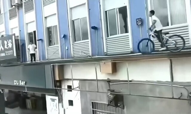 Переиграл в компьютерные игры?