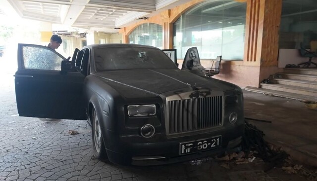 В закрытом отеле с казино нашли десятки брошенных машин: среди них Rolls-Royce и Porsche
