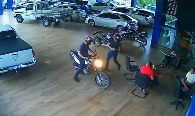 Обычный день в бразильском автосалоне