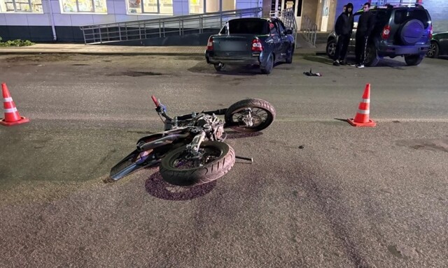 Очередное юное дарование на заднем колосе питбайка встретилось с автомобилем