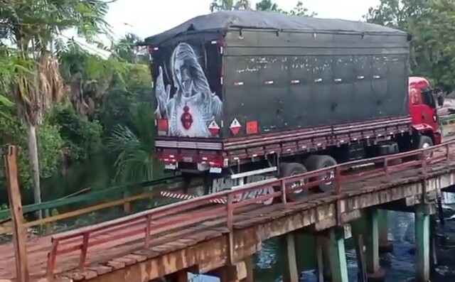 Грузовик против деревянного моста