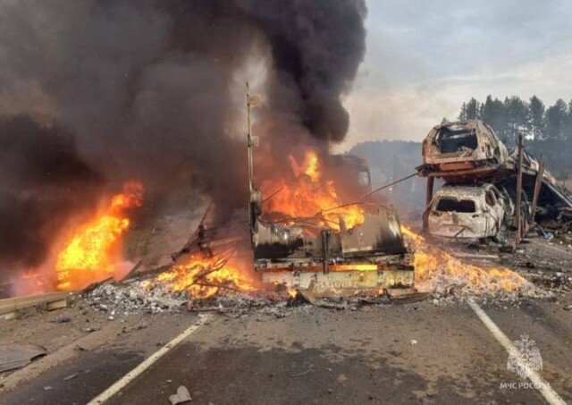 Массовое ДТП с пожаром из-за обледенения дороги в Иркутской области