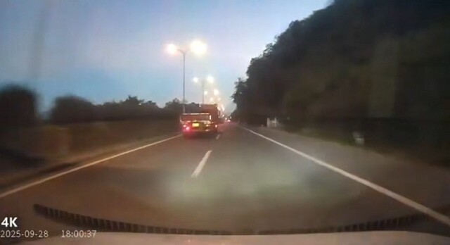 Ехал, моргая всем и "успел"