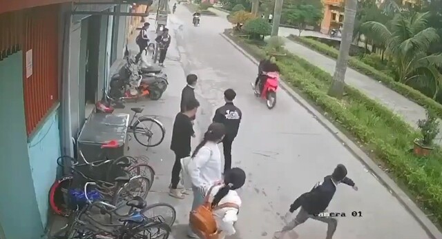 Зумер решил помахать руками перед проезжающими мопедистами