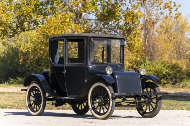 105-летний электрокар выставили на торги. Он до сих пор на ходу
