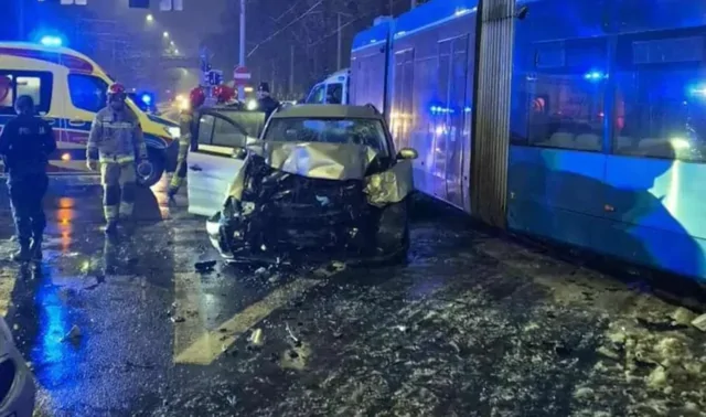 С человеком в багажнике влетели в трамвай