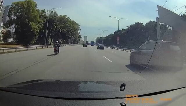 На полном ходу в стоящий автомобиль