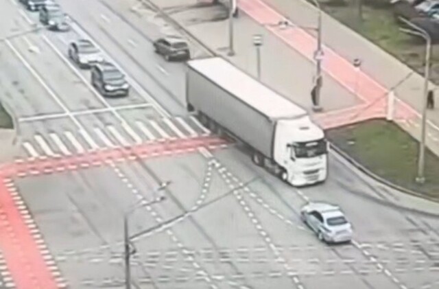 Полицейский на ходу запрыгнул в грузовик и предотвратил аварию