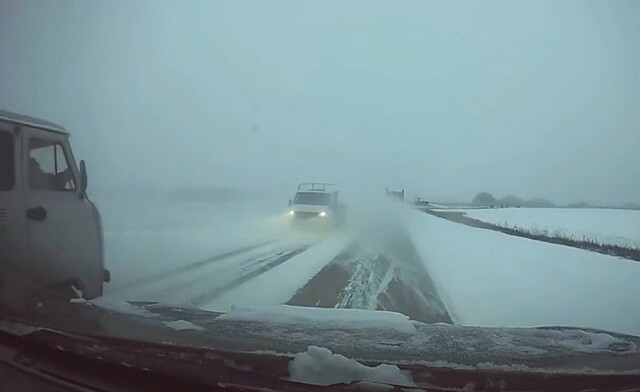 Лобовое столкновение "Буханки" и "Газели"