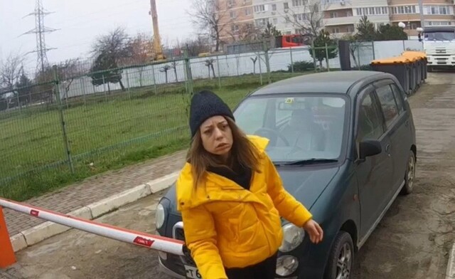Девушка-курьер протаранила шлагбаум на въезде в коттеджный посёлок