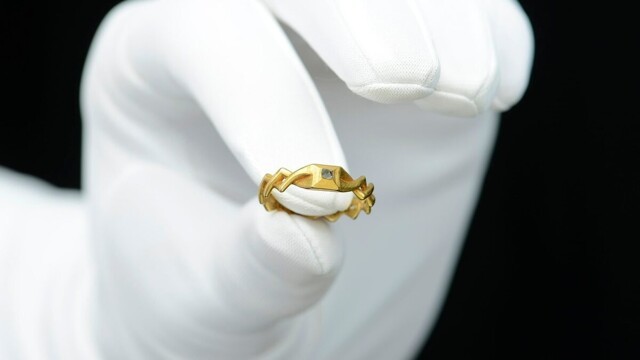 Англичанин нашел на пастбище старинное обручальное кольцо