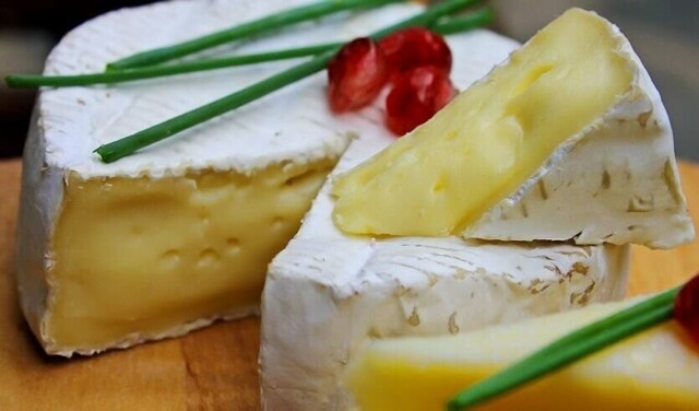 Черви, плесень, запах: 5 самых гадких и дорогих сыров в мире