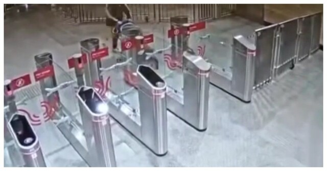 Мужчины с детскими колясками разбили створки турникетов в московском метро