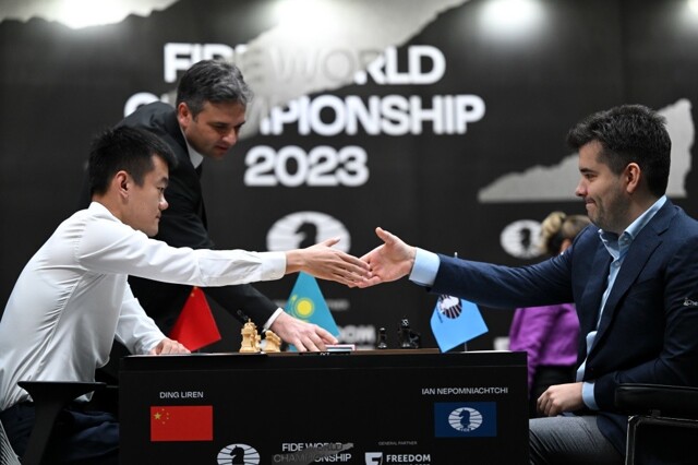 Российский гроссмейстер обыграл китайца во второй партии за титул чемпиона мира по шахматам