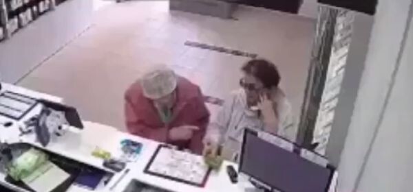 Две бабушки подрались в салоне сотовой связи