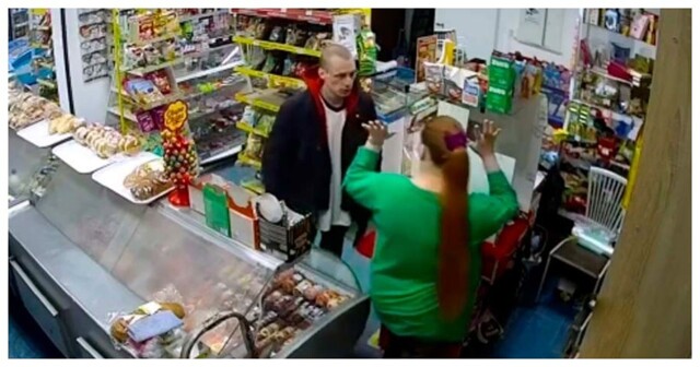 Сентиментальный преступник с молотком ограбил продуктовый магазин
