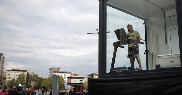 В Болгарии ультрамарафонец заперся на 15 дней в стеклянной коробке