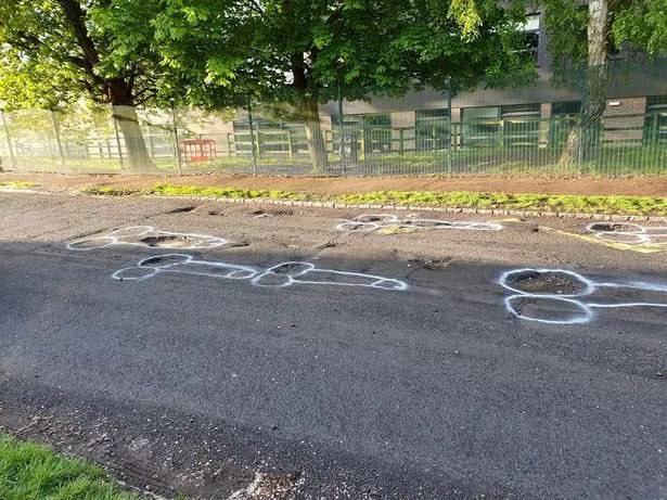 Жители британского Суссекса нарисовали пенисы вокруг дорожных ям, чтобы заставить власти заделать их