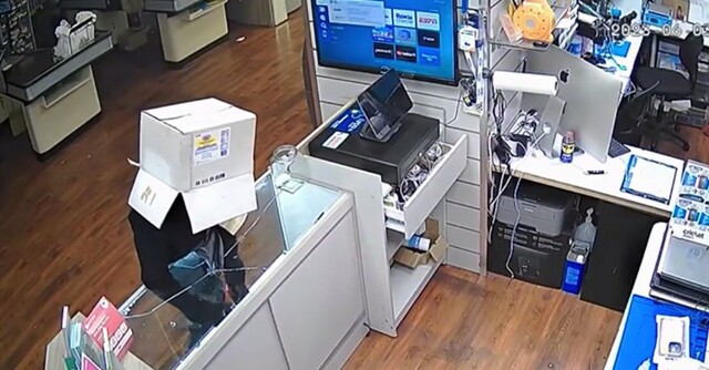 Мужчина с коробкой на голове ограбил магазин