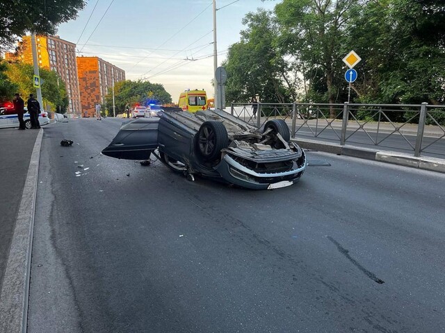 В Калининграде водитель и пассажир выжили в машине, которую разорвало на части от удара в столб
