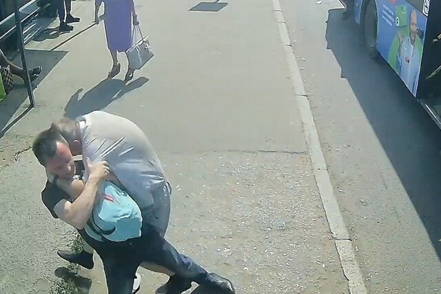 Воткнул в спину и сбежал: в Волгограде ударили ножом пассажира автобуса