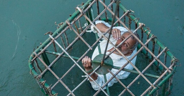 Итальянцы сажают политиков в клетки и бросают в воду — без паники, такова традиция