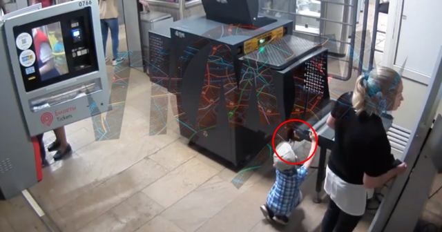 Ребёнок пострадал в московском метро, засунув руку в рентгеновский аппарат