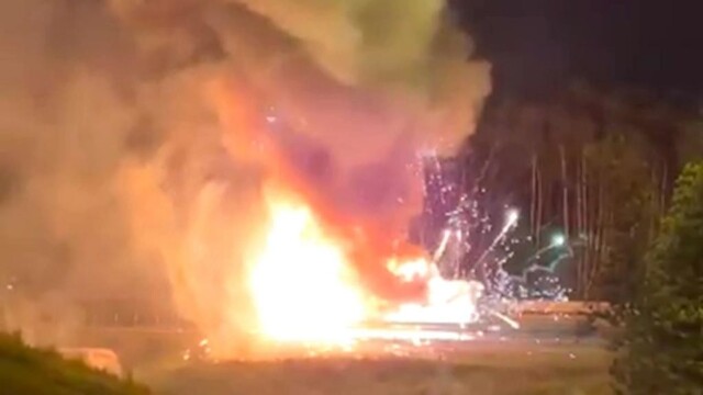 В Московской области загорелся грузовик с фейерверками