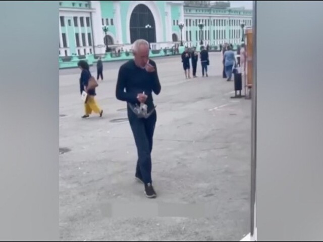 Вкусно и точка: житель Новосибирска съел голубя на глазах у прохожих
