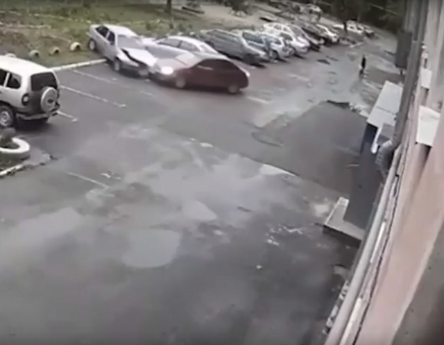 В Свердловской области, пгт. Рефтенск мужчина разбил 2 собственных автомобиля после ссоры с супругой