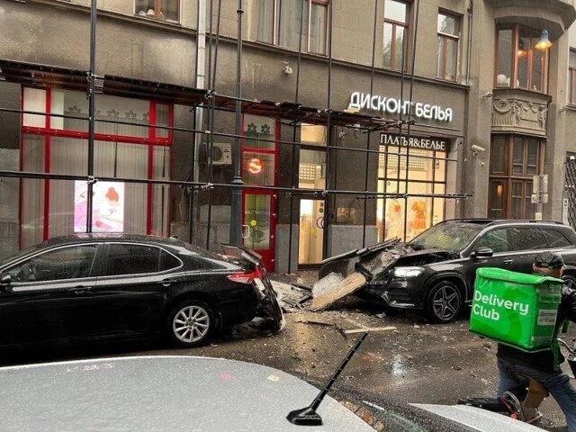 В центре Москвы бетонная плита рухнула с крыши здания на иномарки
