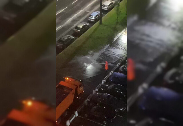 Петербургские коммунальщики моют асфальт под проливным дождем