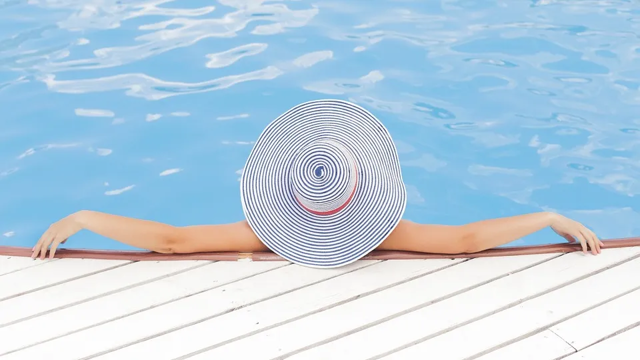 В Испании власти будут штрафовать собственников бассейнов, которые запрещают женщинам купаться топлес