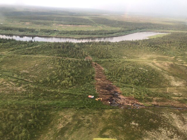 В Коми нефтесодержащая жидкость вылилась в реку