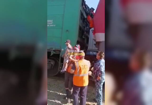 В Омске в вагоне грузового поезда нашли двоих детей – младшему всего 4 года