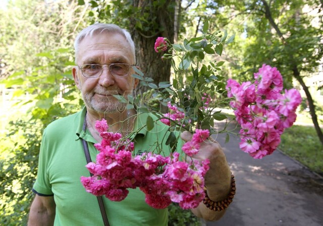 81-летний воронежец на пенсию покупает саженцы для городского сквера