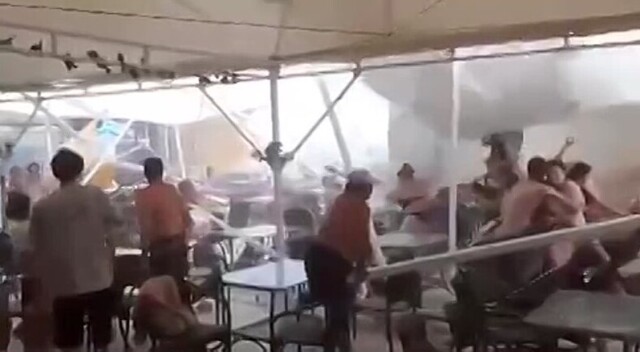 Порыв ветра сорвал палатку в прибрежном кафе