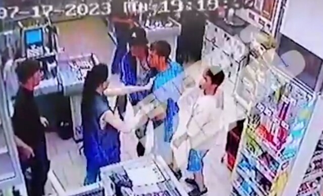 В Казани трое мужчин напали на сотрудника супермаркета