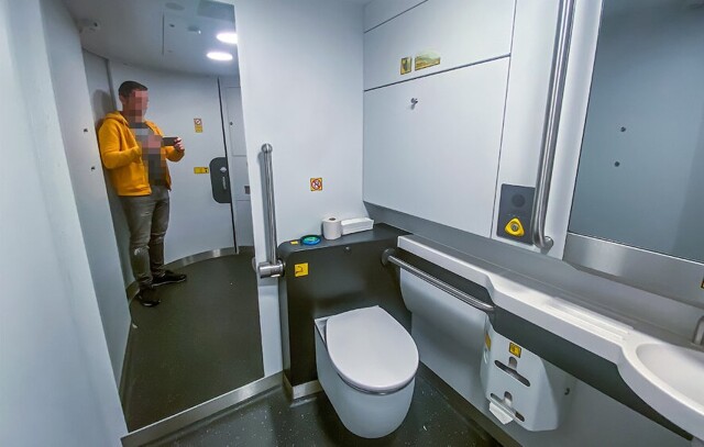 Туалеты в немецких электричках: руками ничего не трогать