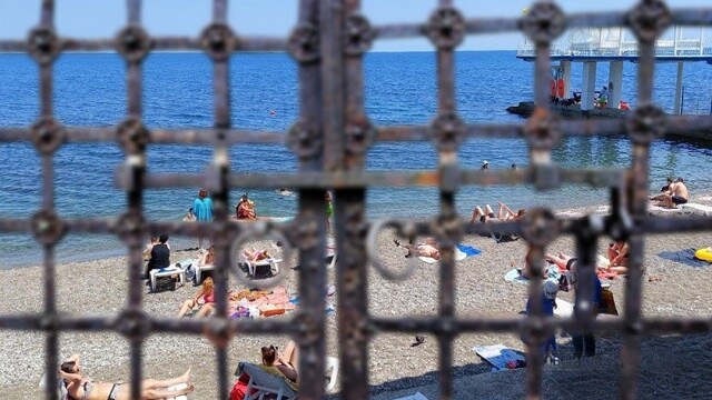 В Алуште отдыхающих на пляже закрыли на замок
