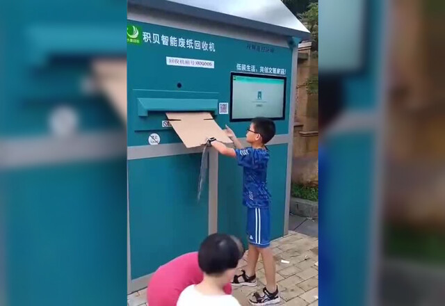 Вновь гениальное из Китая: автомат для сдачи макулатуры, который платит деньги