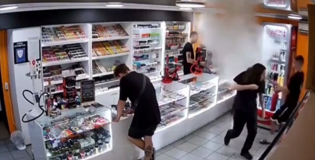 В Симферополе пранкер распылил огнетушитель в магазине с табаком
