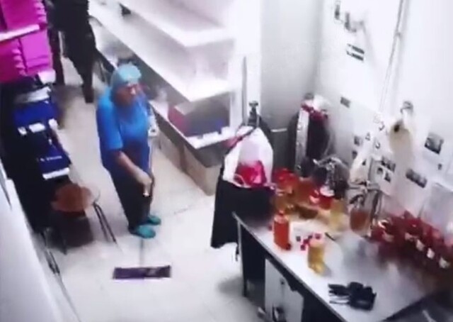 В Одессе уборщица специально намыла пол, чтобы отомстить коллеге