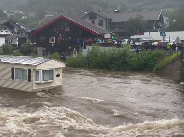 В Норвегии дом уплыл по реке после потопа и врезался в мост