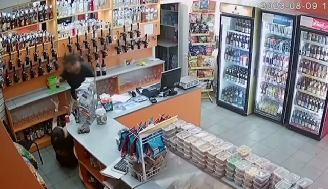 Мужчина напал на продавца алкомаркета и похитил 7 тысяч рублей из кассы